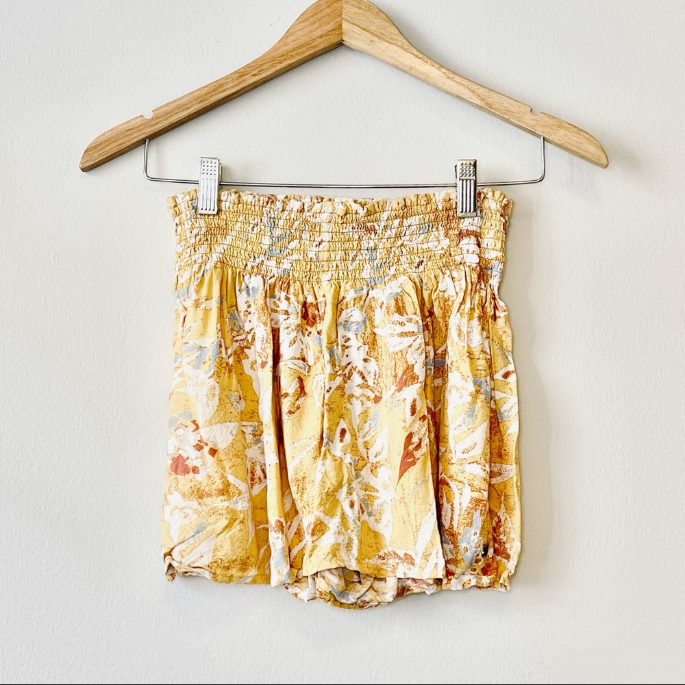 Summer Outfit Yellow Roxy Shorts & White Crop Top - Picture 3 of 12